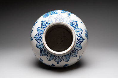 A large blue and white Dutch Delft Kangxi-style chinoiserie 'pheasant among peonies' vase, early 18th C.