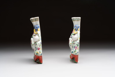 A Chinese famille rose covered teapot and a pair of Samson wall pocket vases, Tongzhi mark, 19th C.
