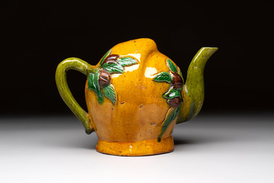 A Chinese sancai-glazed peach-shaped cadogan teapot, 19th C.