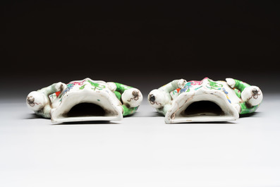 A Chinese famille rose covered teapot and a pair of Samson wall pocket vases, Tongzhi mark, 19th C.