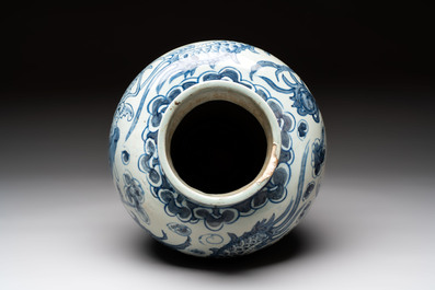 A Korean blue and white 'dragon' vase, Joseon, 19th C.