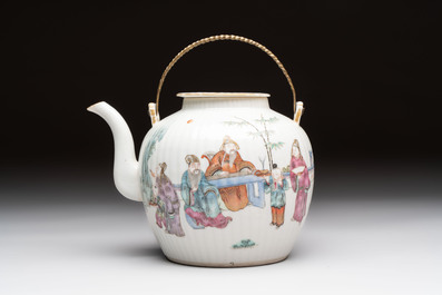 A Chinese famille rose covered teapot and a pair of Samson wall pocket vases, Tongzhi mark, 19th C.