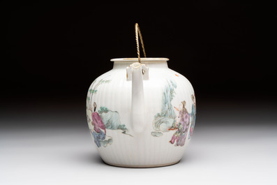 A Chinese famille rose covered teapot and a pair of Samson wall pocket vases, Tongzhi mark, 19th C.