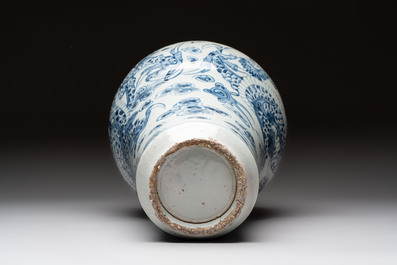 A Korean blue and white 'dragon' vase, Joseon, 19th C.