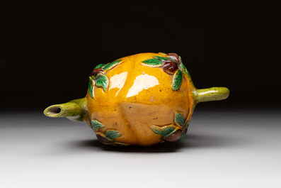 A Chinese sancai-glazed peach-shaped cadogan teapot, 19th C.