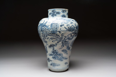 A Korean blue and white 'dragon' vase, Joseon, 19th C.