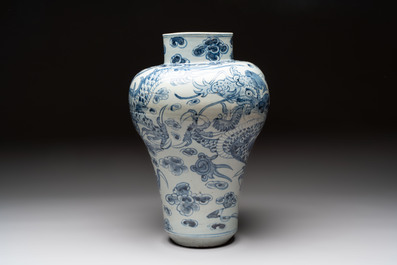 A Korean blue and white 'dragon' vase, Joseon, 19th C.
