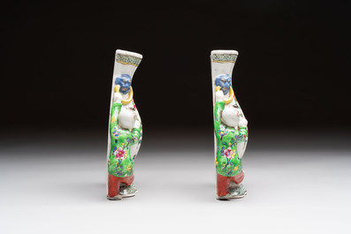 A Chinese famille rose covered teapot and a pair of Samson wall pocket vases, Tongzhi mark, 19th C.