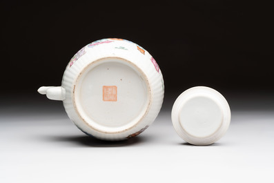 A Chinese famille rose covered teapot and a pair of Samson wall pocket vases, Tongzhi mark, 19th C.