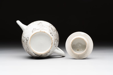 A Chinese grisaille teapot and cover with figural design, Qianlong