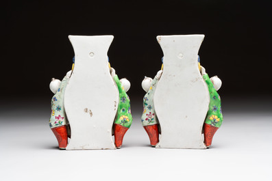 A Chinese famille rose covered teapot and a pair of Samson wall pocket vases, Tongzhi mark, 19th C.