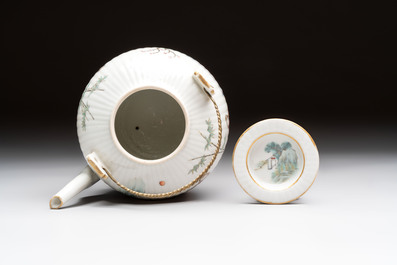 A Chinese famille rose covered teapot and a pair of Samson wall pocket vases, Tongzhi mark, 19th C.