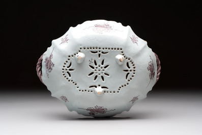 A fine manganese Dutch Delft strainer on stand with floral design, 18th C.
