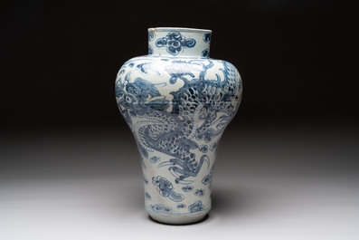 A Korean blue and white 'dragon' vase, Joseon, 19th C.