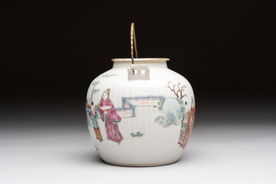A Chinese famille rose covered teapot and a pair of Samson wall pocket vases, Tongzhi mark, 19th C.