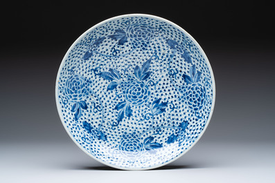 Five Chinese blue and white 'birds and flowers' and 'peony scroll' plates and dishes, 18/19th C.