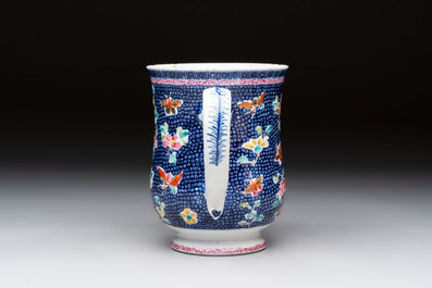 A Chinese famille rose mug with figural design, Qianlong