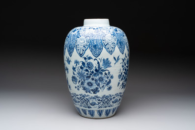 A large blue and white Dutch Delft chinoiserie jar, 1st quarter 18th C.