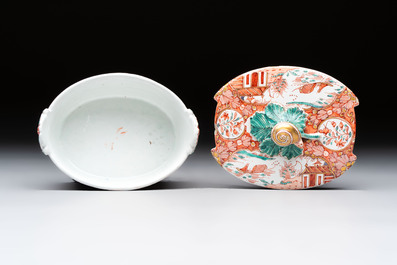 A Dutch Delft petit feu butter tub with a snail finial, 18th C.