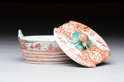 A Dutch Delft petit feu butter tub with a snail finial, 18th C.