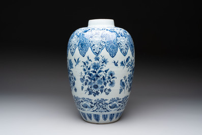A large blue and white Dutch Delft chinoiserie jar, 1st quarter 18th C.