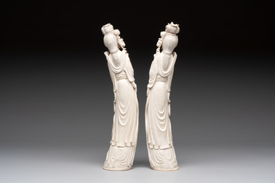 Two pairs of Chinese ivory 'elegant beauty' carvings, 'Da Hai 大海' mark, 19/20th C.