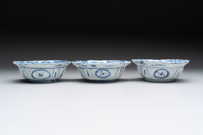 Five Chinese blue and white 'klapmuts' bowls with figural design, Wanli