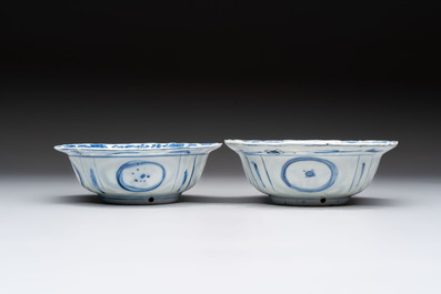 Five Chinese blue and white 'klapmuts' bowls with figural design, Wanli