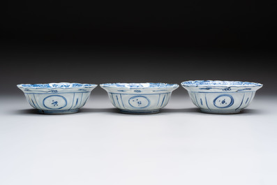 Five Chinese blue and white 'klapmuts' bowls with figural design, Wanli