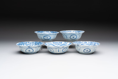 Five Chinese blue and white 'klapmuts' bowls with figural design, Wanli