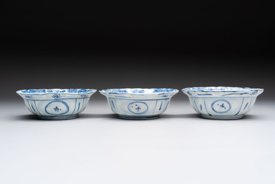 Five Chinese blue and white 'klapmuts' bowls with figural design, Wanli