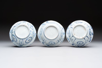 Five Chinese blue and white 'klapmuts' bowls with figural design, Wanli