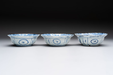 Five Chinese blue and white 'klapmuts' bowls with figural design, Wanli