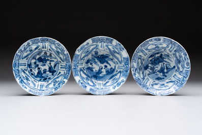 Five Chinese blue and white 'klapmuts' bowls with figural design, Wanli