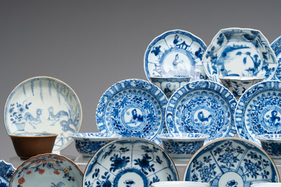 A large collection of 25 sets of Chinese blue, white and Imari-style cups and saucers, Kangxi/Qianlong