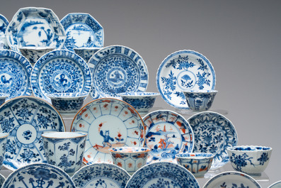 A large collection of 25 sets of Chinese blue, white and Imari-style cups and saucers, Kangxi/Qianlong
