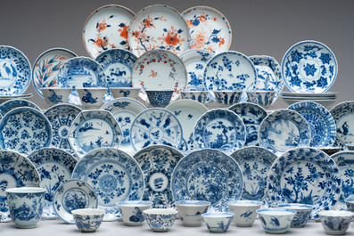 A large collection of 33 Chinese blue, white and Imari-style cups and 43 saucers, 17/19th C.