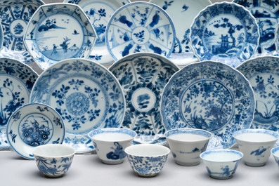 A large collection of 33 Chinese blue, white and Imari-style cups and 43 saucers, 17/19th C.