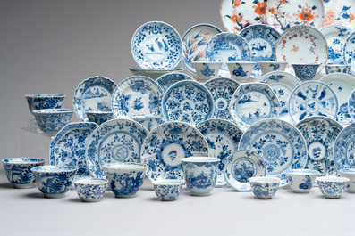 A large collection of 33 Chinese blue, white and Imari-style cups and 43 saucers, 17/19th C.