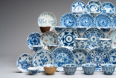 A large collection of 25 sets of Chinese blue, white and Imari-style cups and saucers, Kangxi/Qianlong