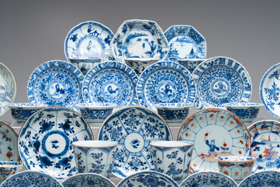 A large collection of 25 sets of Chinese blue, white and Imari-style cups and saucers, Kangxi/Qianlong