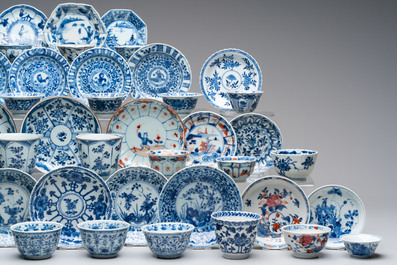 A large collection of 25 sets of Chinese blue, white and Imari-style cups and saucers, Kangxi/Qianlong