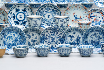 A large collection of 25 sets of Chinese blue, white and Imari-style cups and saucers, Kangxi/Qianlong