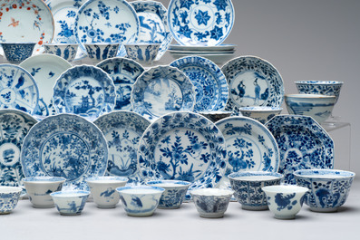 A large collection of 33 Chinese blue, white and Imari-style cups and 43 saucers, 17/19th C.