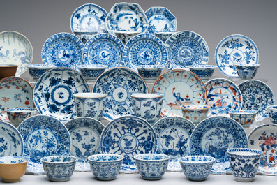 A large collection of 25 sets of Chinese blue, white and Imari-style cups and saucers, Kangxi/Qianlong