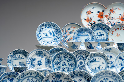 A large collection of 33 Chinese blue, white and Imari-style cups and 43 saucers, 17/19th C.