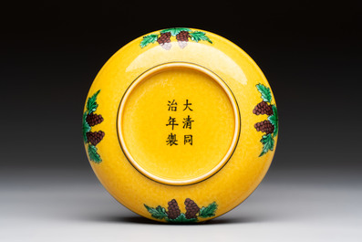 A Chinese sancai-glazed 'dragons' and 'grapes' saucer, Tongzhi mark, 19/20th C.