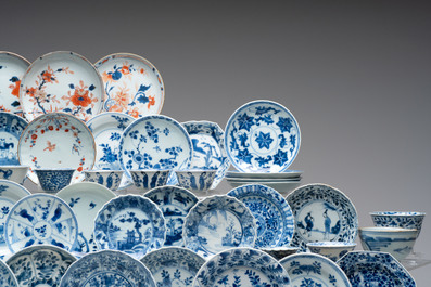 A large collection of 33 Chinese blue, white and Imari-style cups and 43 saucers, 17/19th C.