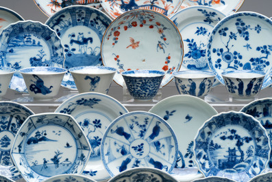 A large collection of 33 Chinese blue, white and Imari-style cups and 43 saucers, 17/19th C.