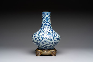 A gilt-bronze-mounted Chinese blue and white bottle vase with floral design, 19/20th C.